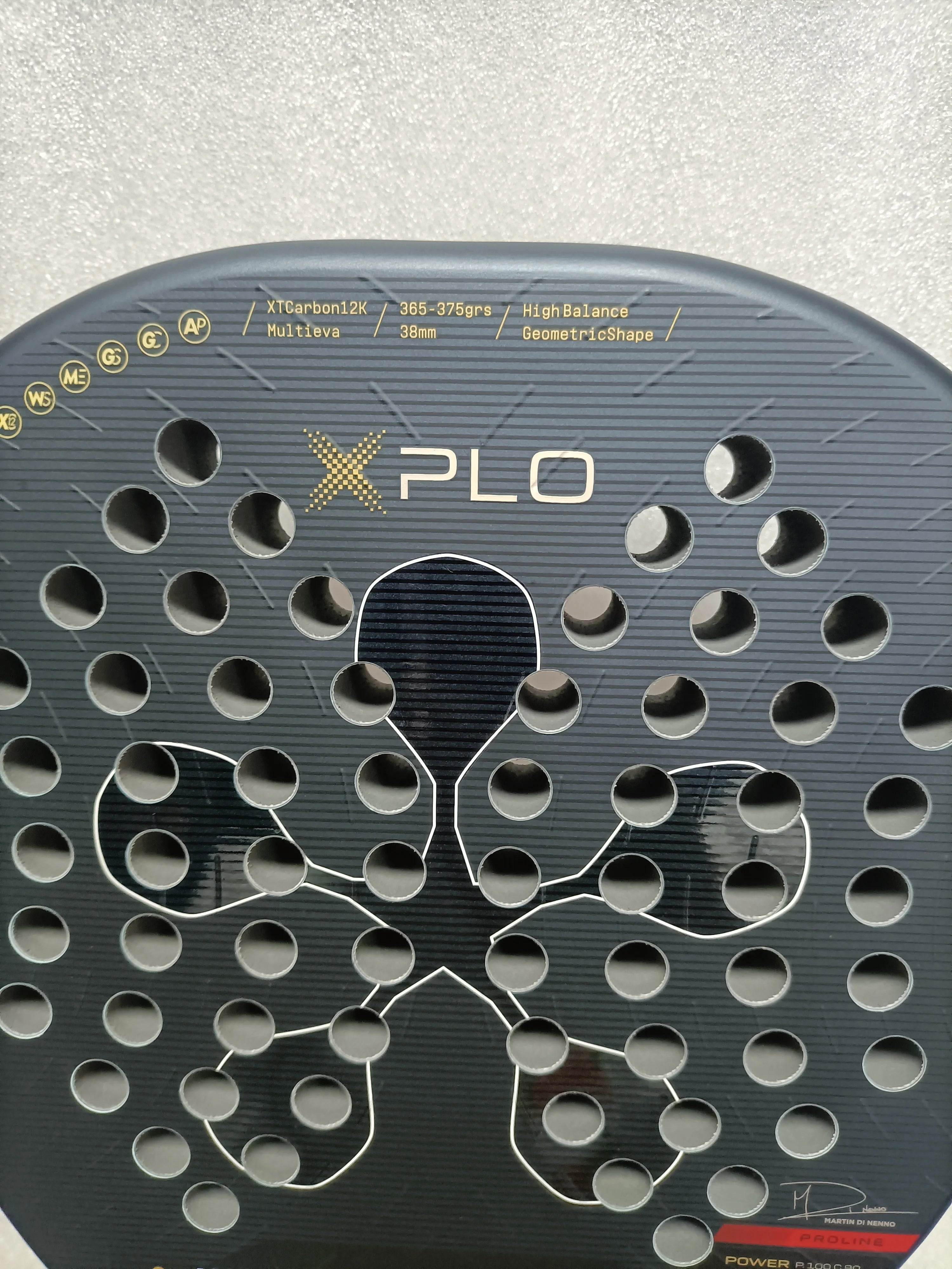 Raqueta de pádel con superficie de fibra de carbono y núcleo de espuma EVA Memory Flex, ligera.