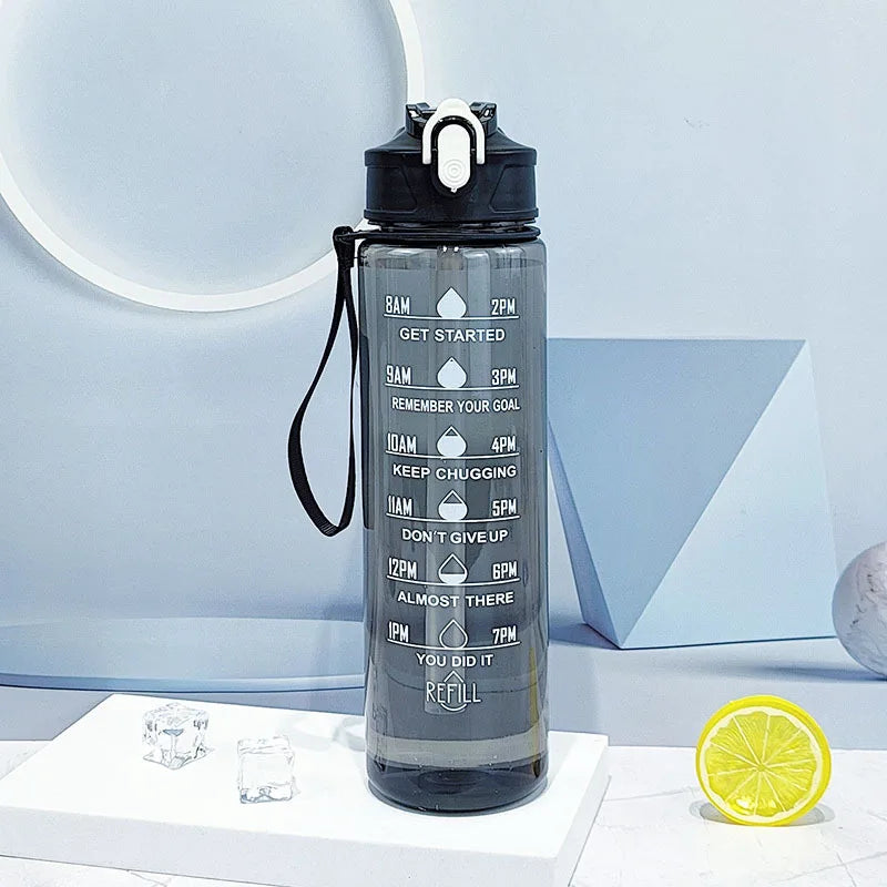 Botella de agua deportiva con pajita marcadora de tiempo, tapa abatible con cierre a prueba de fugas para fácil transporte, ideal para aventuras al aire libre