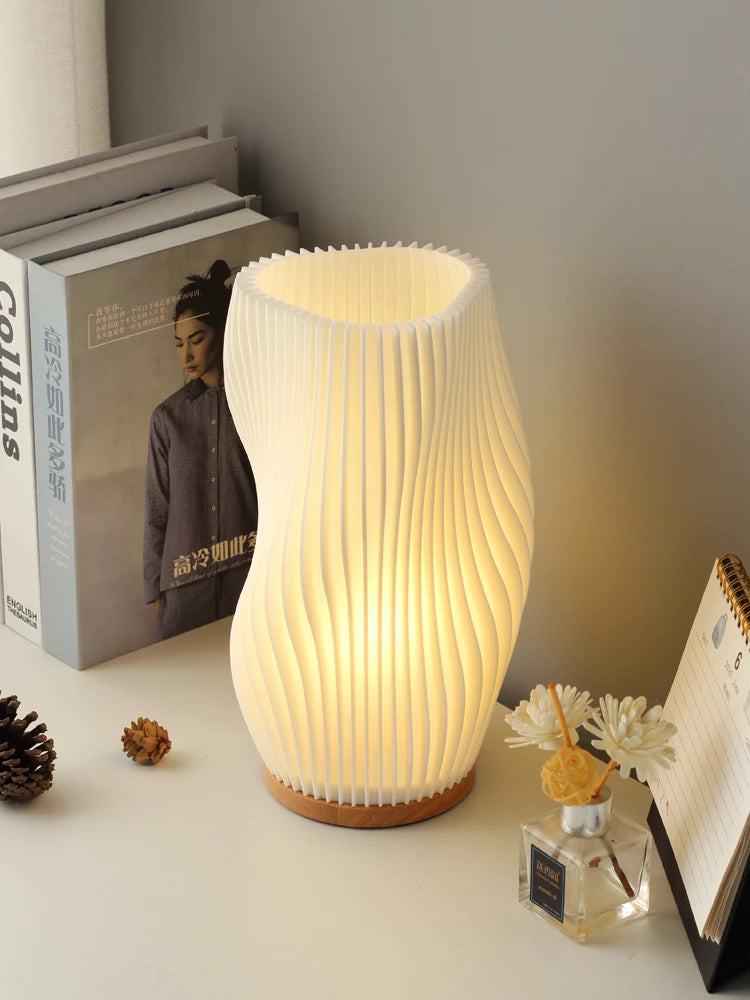 Lámpara de escritorio 3D estilo crema francesa, lámpara de cabecera plisada para dormitorio estilo ins, lámpara de ambiente para estudio, cafetería, asiento de tarjeta.