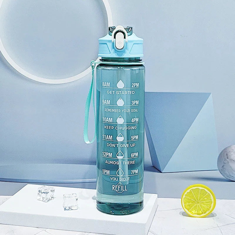 Botella de agua deportiva con pajita marcadora de tiempo, tapa abatible con cierre a prueba de fugas para fácil transporte, ideal para aventuras al aire libre