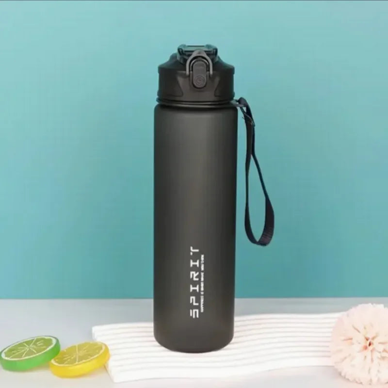 Botella de agua deportiva con pajita marcadora de tiempo, tapa abatible con cierre a prueba de fugas para fácil transporte, ideal para aventuras al aire libre